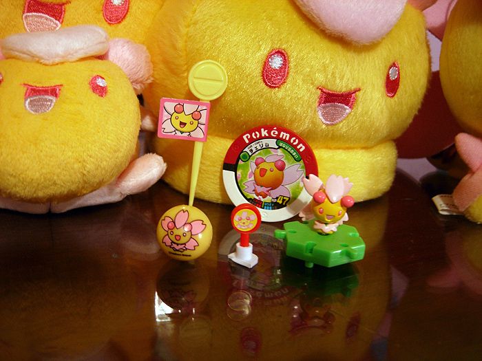 A marble, a bentou flag, a little... something else (it's like a centimetre tall XD), a disc thingy, and the chou-getto figure.