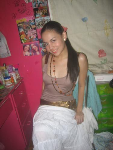 an old (I mean, young) highskul pic. Mind you, I've grown a few cups since then! Bleh! Hehe!