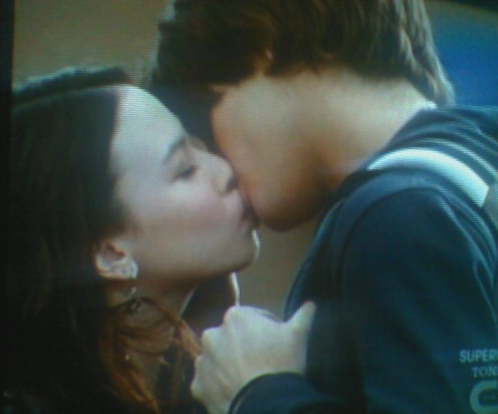 ANNA AND JEREMY'S FIRST REAL KISS