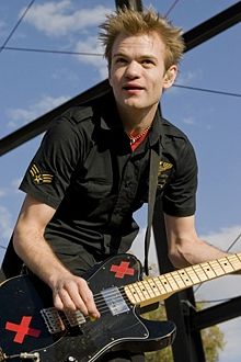 Deryck playin guitar