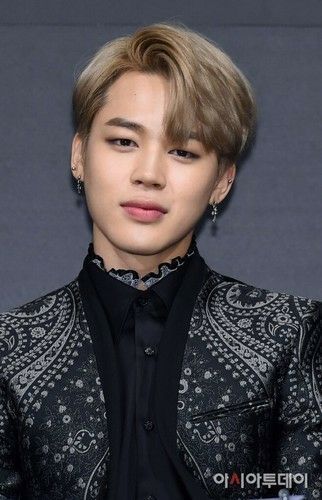 How it is that Jimin always looks so good in a suit... I will never understand why my heart loves it