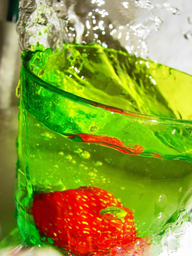 Le Splash.~

Water, green cup, strawberry.