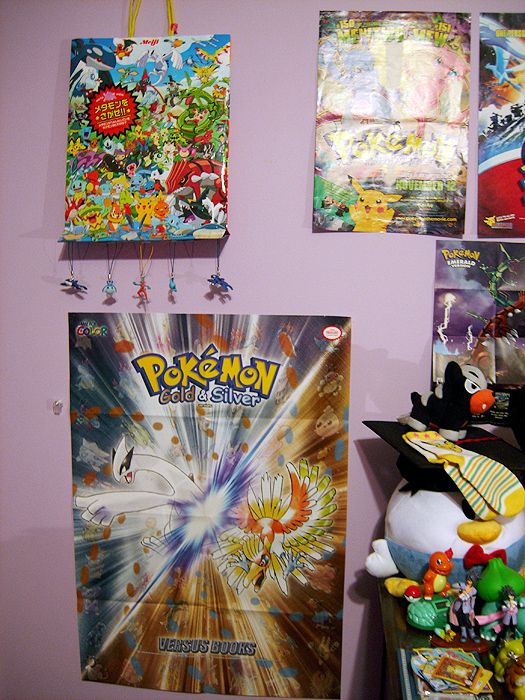 So here's a poster I got from a G/S guidebook and... a bag hanging on my wall. With gashapon figures hanging on it. My god I kept trying those stupid 