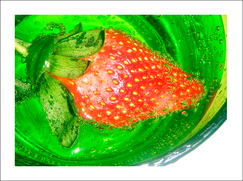 Strawberry bubbles.~


Diet Citrus Drop and a strawberry. ;x