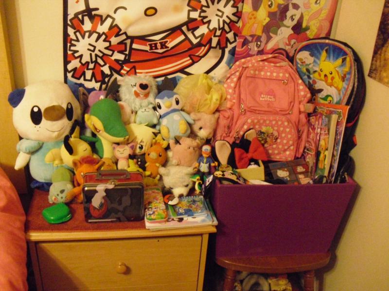 Uhh, part of my room! LOL.
My small desk with stuff of mine. xD